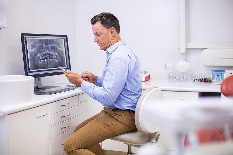 快乐牙医使用手机的肖像