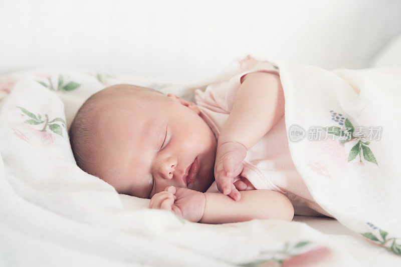 新生女婴在出生后的头几天会睡觉。