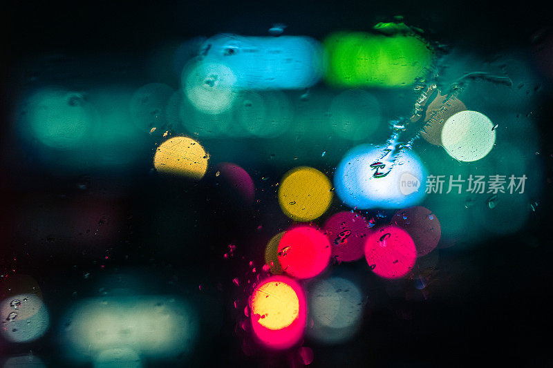 挡风玻璃，雨滴，交通灯