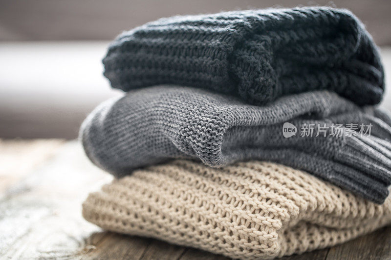 一堆舒适的针织毛衣