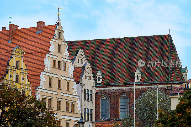 日落时分，弗罗茨瓦夫市广场和圣伊丽莎白教堂的老联排别墅，波兰
