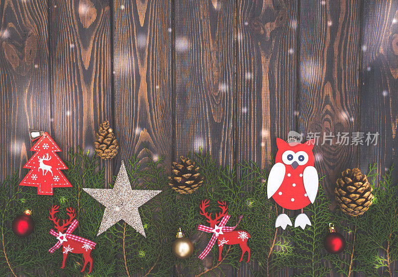 冬天的节日装饰品。新年贺卡与圣诞树玩具和天然锥