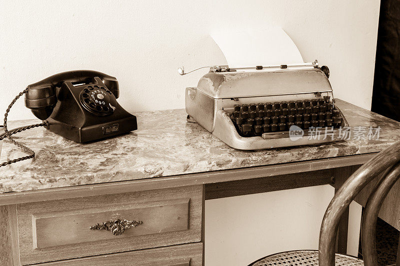 静物艺术品古董打字机和电话在Sepia