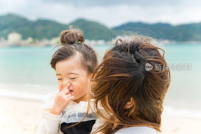 妈妈和小女孩在海滩上玩