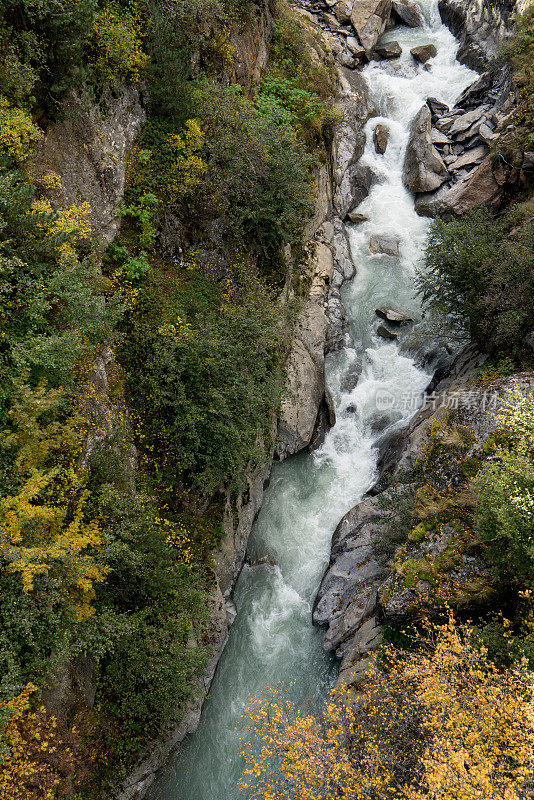 山、河、树景观自然环境。在阿尔卑斯山徒步旅行。彩色的山丘，大山。欧洲奥地利阿尔卑斯火山口的秋天。