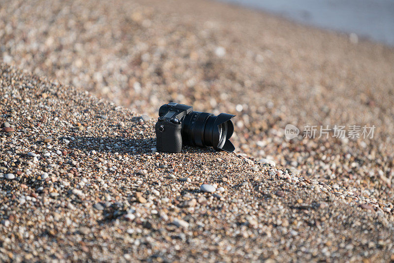 单反相机站在沙滩上
