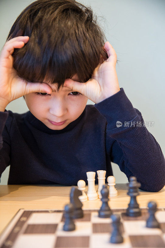 小男孩在下棋