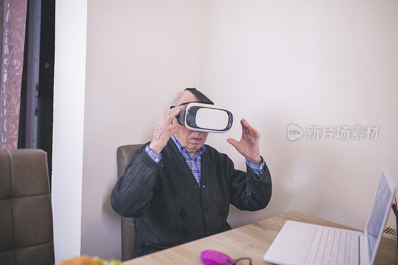 老年人戴着虚拟耳机或3d眼镜在家玩视频游戏