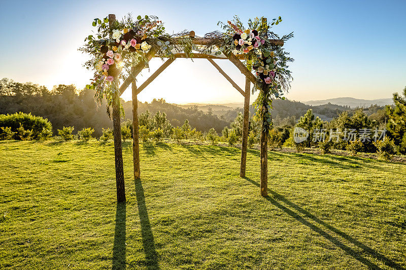 犹太传统的婚礼仪式。婚礼的天篷彩棚或有太阳在后面的huppah