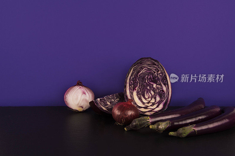 各种有机紫罗兰蔬菜原料。