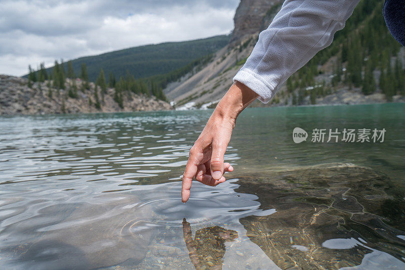 手指触碰湖面