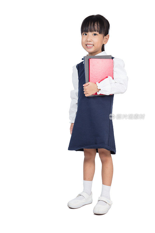 亚裔华裔小学女孩在校服拿着书
