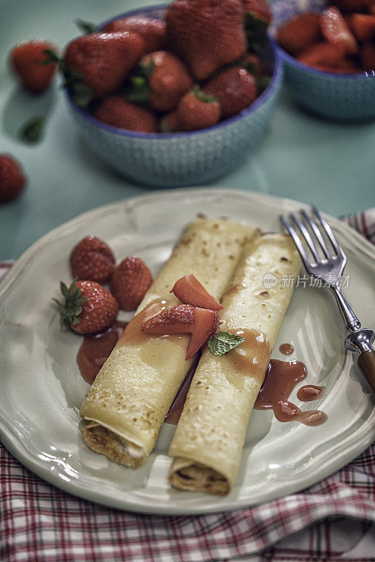 Crêpes配甜酸奶和覆盆子酱