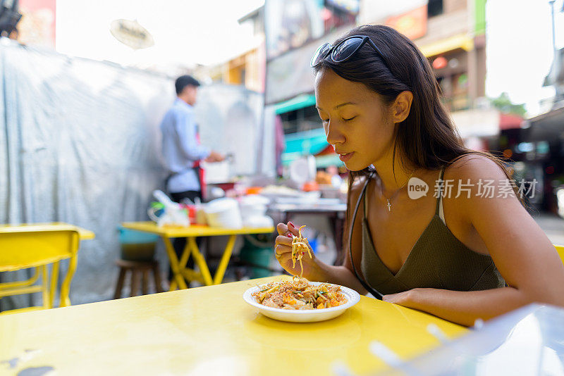 年轻美丽的多民族旅游女人的肖像探索曼谷的城市泰国