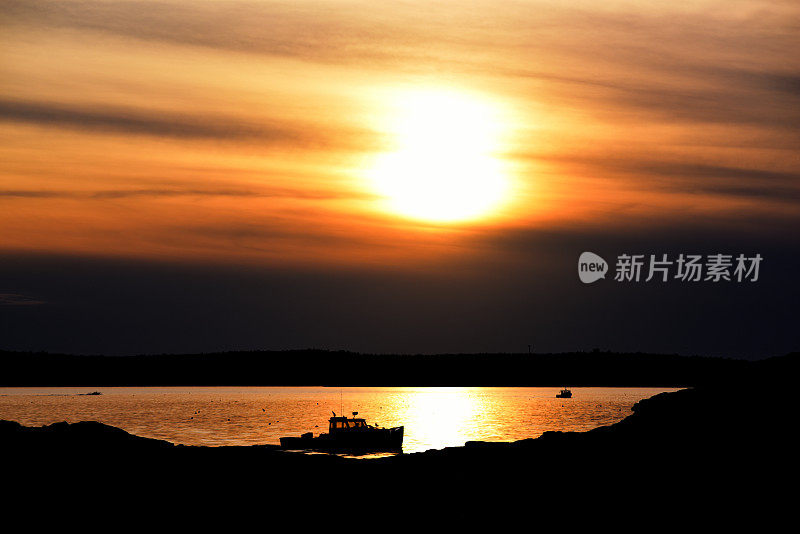 日落时海湾里的渔船