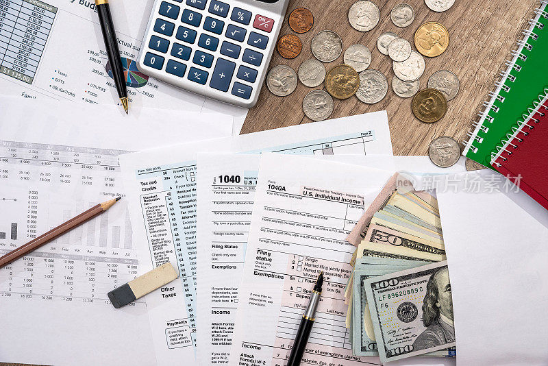 财务统计文件-税务表格，个人预算用钱，笔，计算器