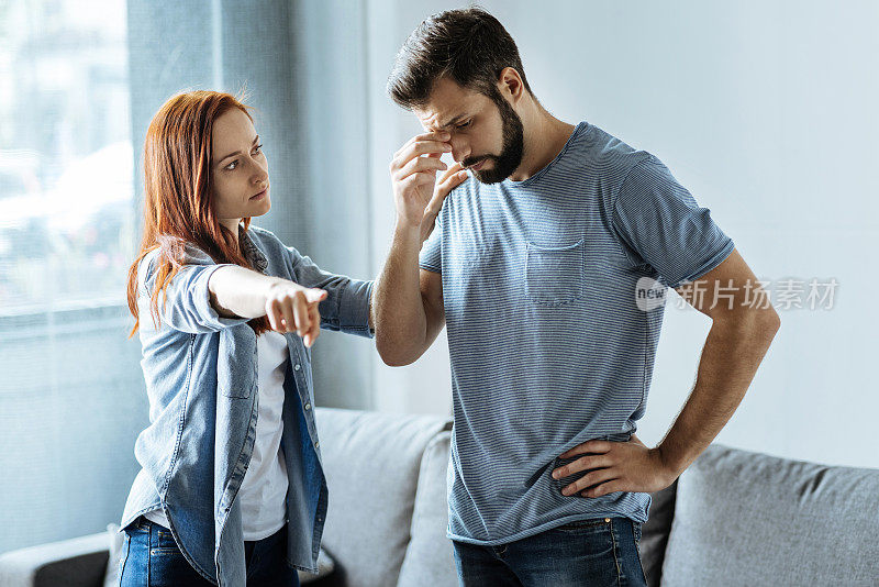 悲伤忧郁的女人指着门