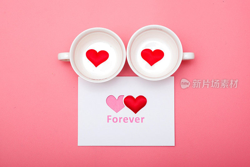 拟人化的脸，杯子和明信片在粉红色的背景，情人节的背景