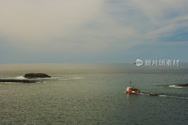 日落时分，一辆从福古港驶向公海的拖船，