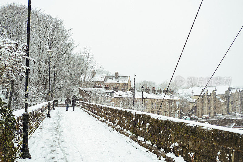 冬天的一天，兰开斯特被雪覆盖的人行道。