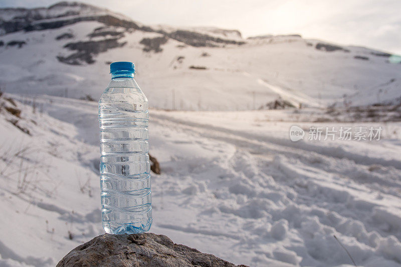 以雪山为背景的水瓶。