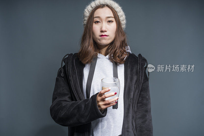 年轻的亚洲女性用纯净水，画像