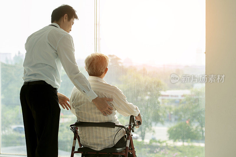 轮椅上的老人和医院医生的医疗保健和医疗概念的商业