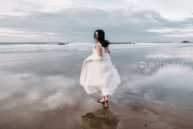 穿着婚纱的女人在海边奔跑