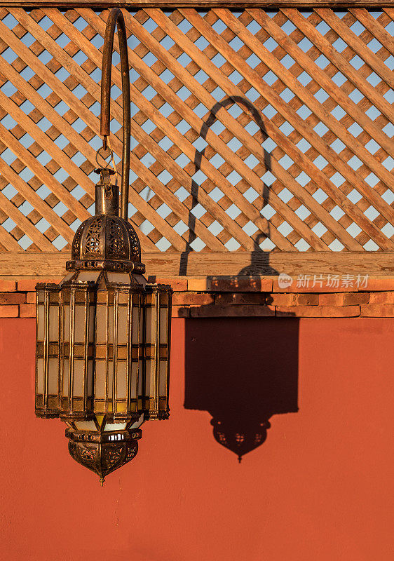 马拉喀什传统的灯笼和影子