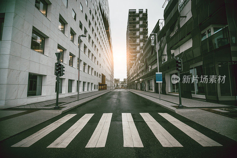 日出时空荡荡的城市街道和摩天大楼