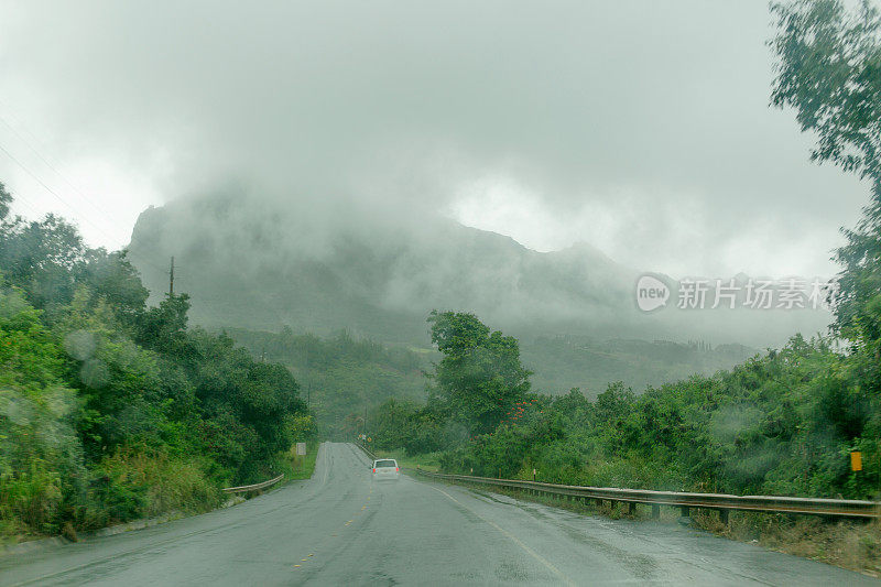 夏威夷阿纳霍拉镇附近考艾岛公路上的热带景象