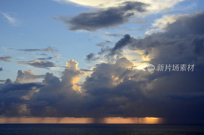 日出时大西洋上空的雷雨