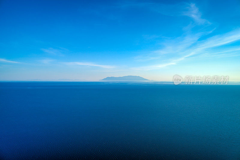 从高空拍摄的一个岛屿和爱琴海的深蓝色