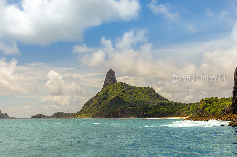 费尔南多·迪诺罗尼亚拥有大海、高山和天空，令人惊叹的风景。