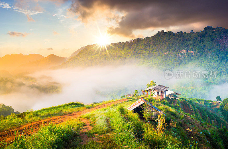 泰国北部的山景，日出和薄雾