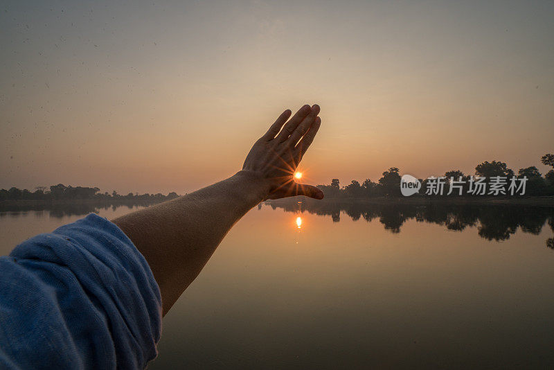 Pov的人的手伸向太阳，能源人环境旅游概念暹粒，亚洲。