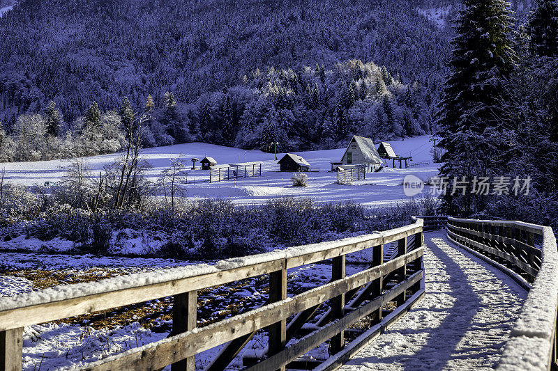冬季下午的萨瓦河源头，泽伦奇，戈伦斯卡，斯洛文尼亚，朱利安阿尔卑斯山，欧洲阿尔卑斯山，欧洲