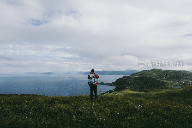 男子背包看海上徒步挪威