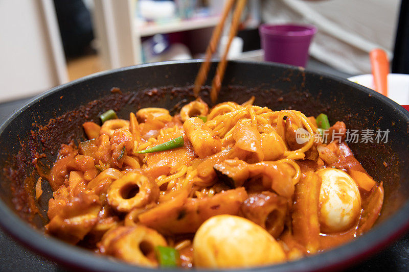 烹饪tteokbokki