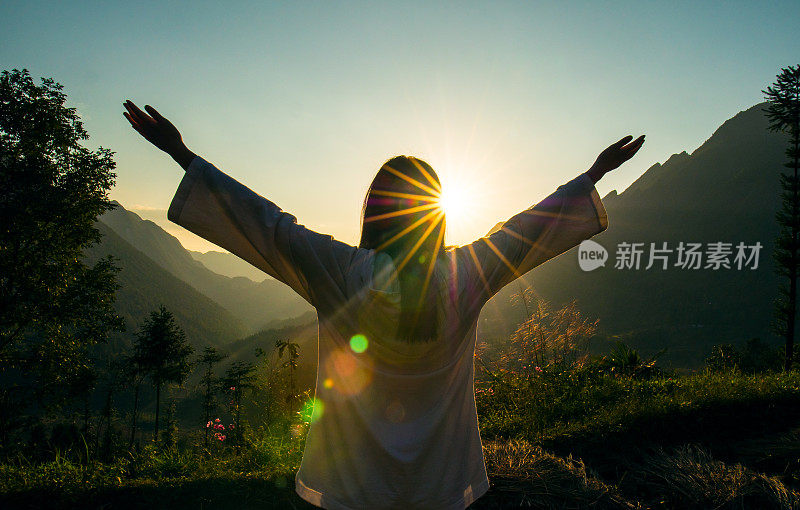 年轻女子在山顶上兴高采烈