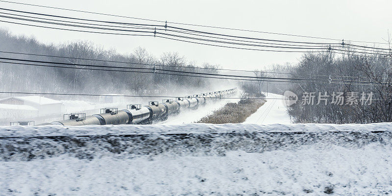 高速铁路列车油罐车行进吹冬雪