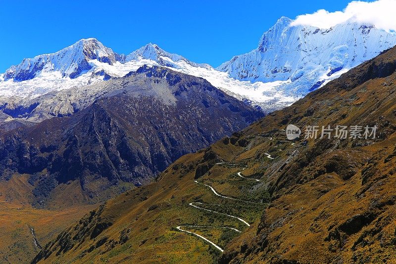 秘鲁卡什的波塔丘埃洛蜿蜒山路