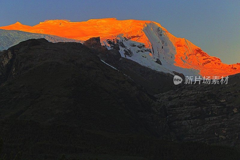 壮丽的布兰卡山脉日落时的科帕山脉——秘鲁的安卡什