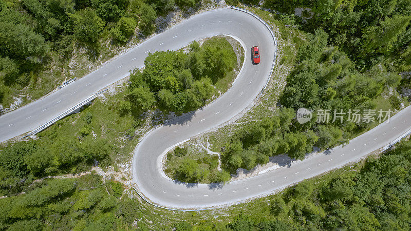 汽车在蜿蜒的道路上行驶