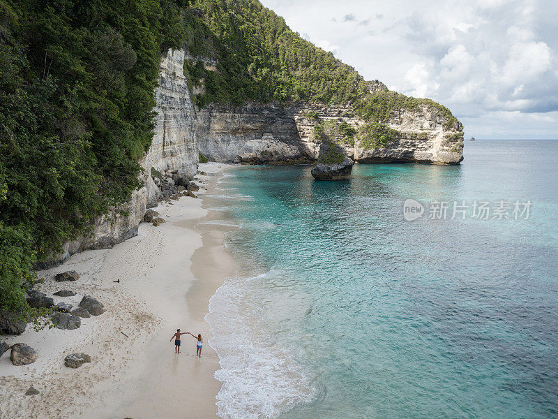 鸟瞰热带海滩上的年轻情侣享受度假和大自然，人们旅游探险的理念