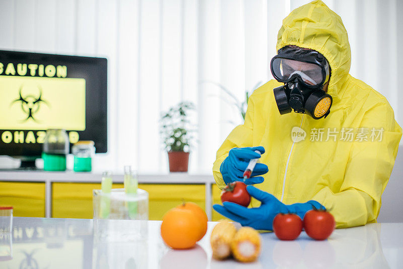 科学家在实验室给食物注射毒药