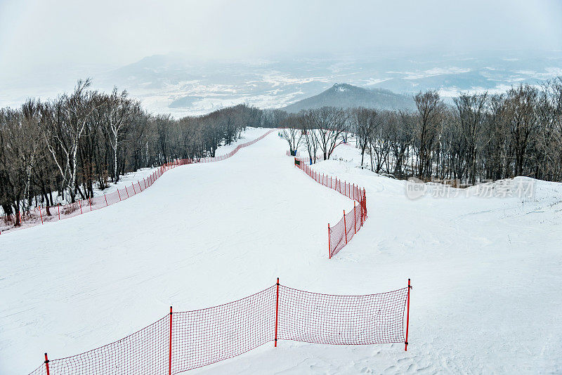 空旷的滑雪坡道景观