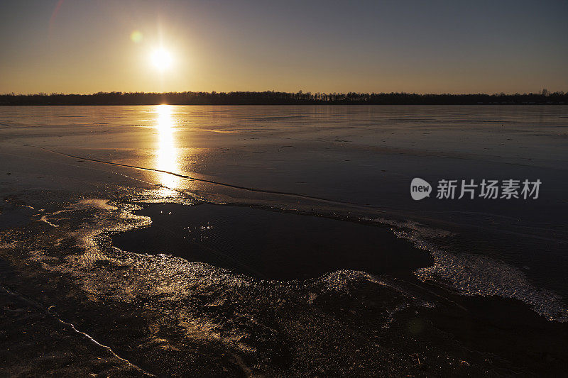 冰湖上的日落