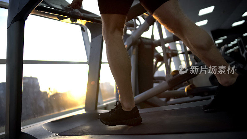 运动员在健身房跑步机上跑步，在锻炼前热身，健康