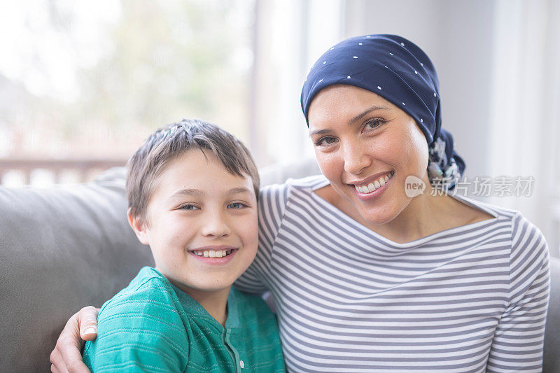 一位与癌症作斗争的妇女和她的儿子坐在一起